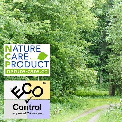 Naturbelassener Wald. Grüne Bäume ragen in die Höhe, zwischen verläuft ein Pfad. ECO-Control und NATURA CARE PRODUCT Symbole im Vordergrund. Sie stehen für zertifizierte Lederreinigungs- & Lederpflegewirkung von RODOX® ohne Risiken für Mensch und Natur.