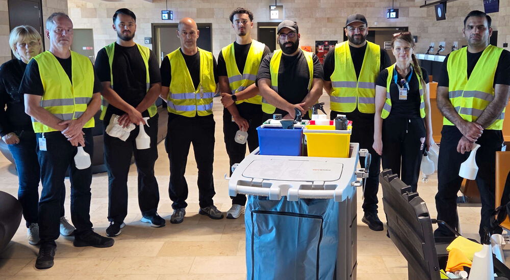Lederpflege-Team des Lederpflegeservices Mannhalter aus Bad Nauheim beim Einsatz am Frankfurter Flughafen. Das erprobte Kollektiv für Lederreinigung besteht aus 8 Personen und trägt gelbe Arbeitswesten. Im Vordergrund stehen Lederpflegeutensilien.