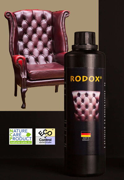 Ein Sessel mit gepflegten kastanienfarbenen Leder auf einem dunklen Hintergrund. Im Vordergrund steht das RODOX® Pflege- und Reinigungsmittel für hochwertige Ledermöbel und Kunstleder. An der Seite sind zwei Labels für Nature Care Product und ECO-Control.