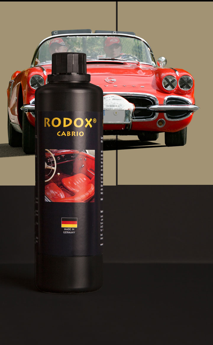 Ein rotes Cabriolet mit zwei Insassen auf einem beigen Hintergrund. Im Vordergrund steht eine Flasche von RODOX® Pflege- und Reinigungsmittel für Cabriolet-Lederinnenausstattung. Überschrift lautet RODOX CABRIO.